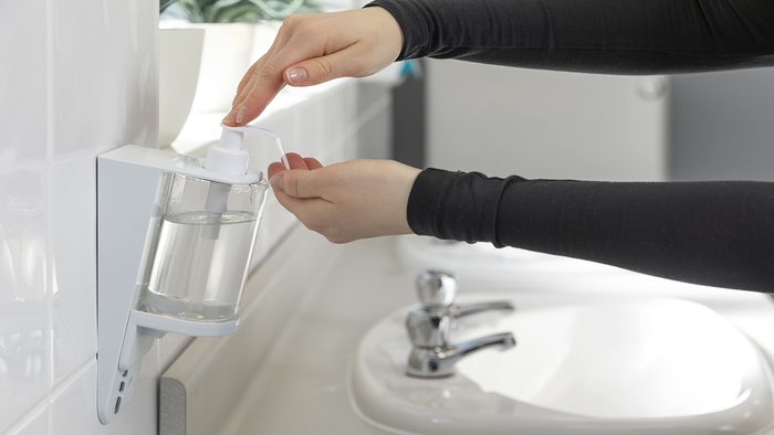 Как выбрать дозатор для жидкого мыла: практичные советы